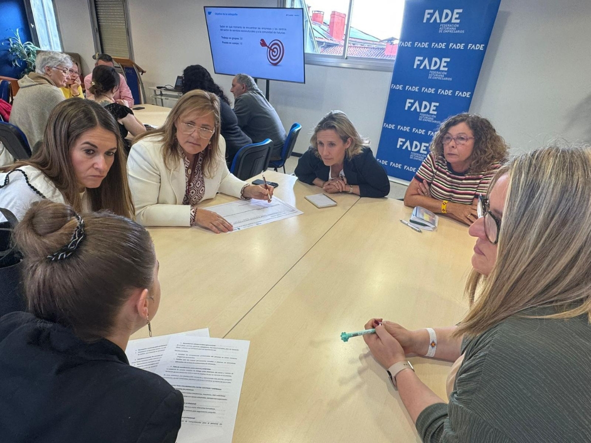 Participantes en el Desayuno Dualiza de Formacion Profesional de Asturias trabajan en mesas 