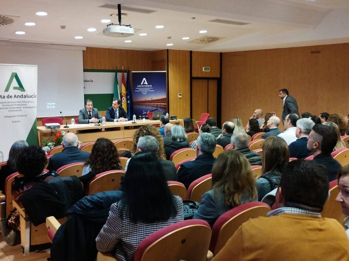 Personas asisten a un Desayuno Dualiza de Formacion Profesional organizado junto a la Junta de Andalucia 