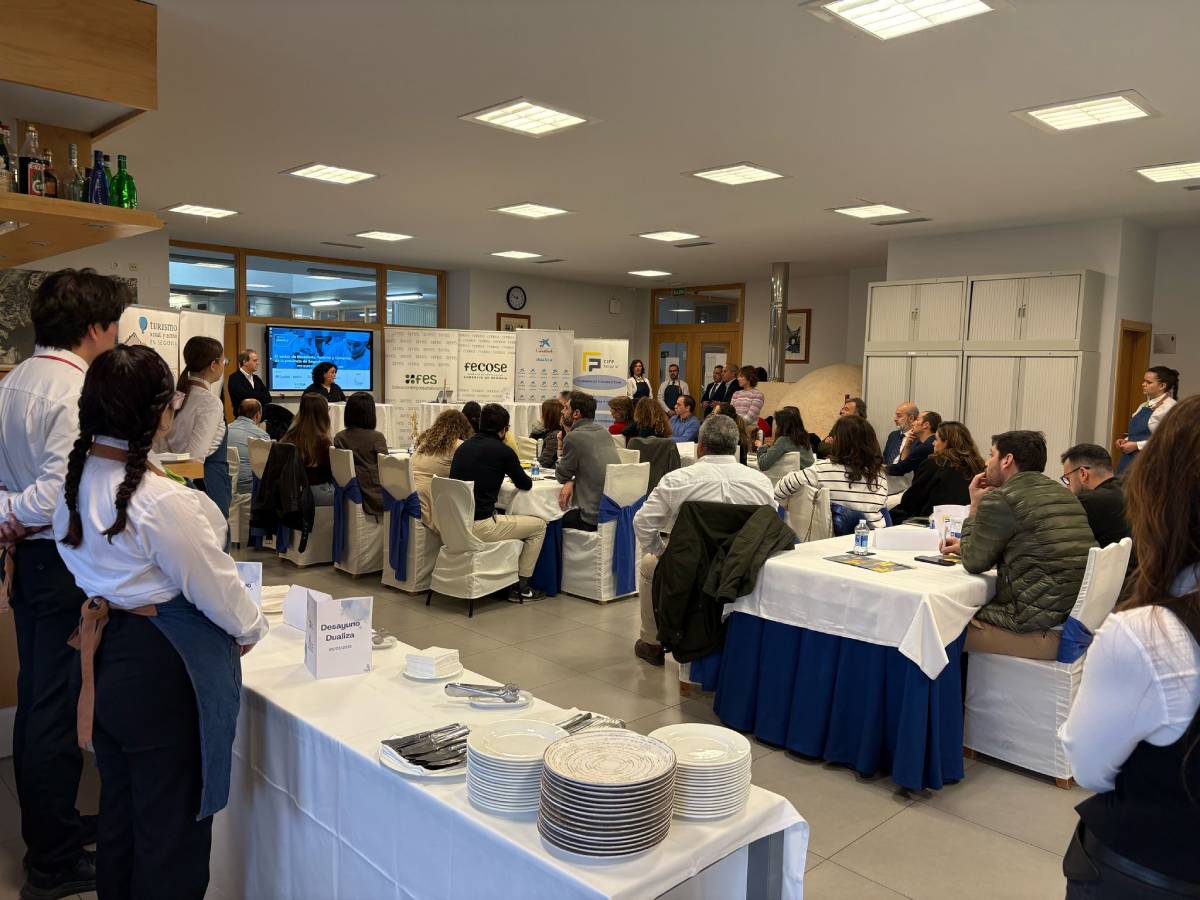 Personas asistiendo a un Desayuno Dualiza en Segovia 