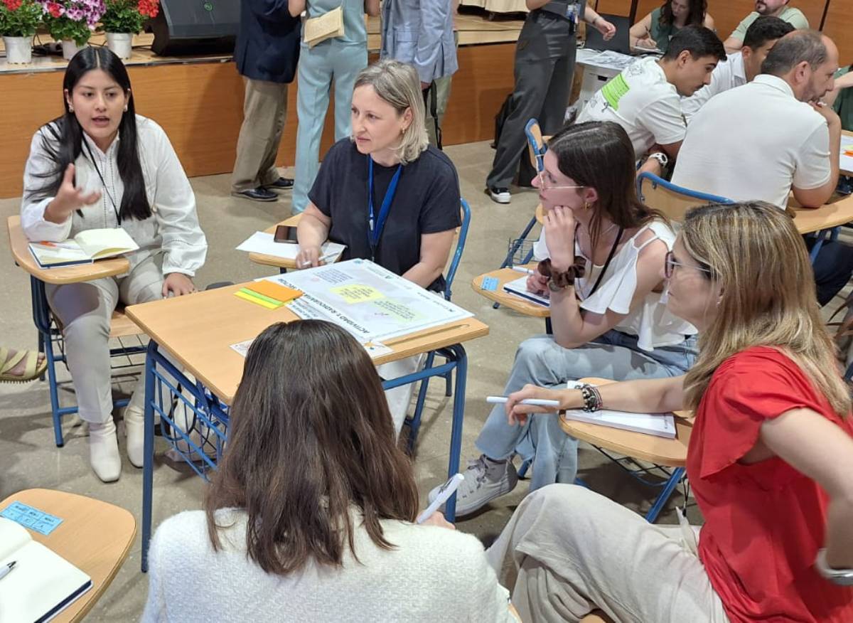 Personas participando en una mesa formativa 